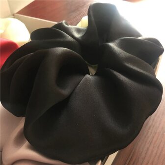 Linnen &amp; Silk 19 Momme Silk Chique Scrunchie 6CM L - Satin Zwart