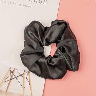 Linnen &amp; Silk 19 Momme Silk Chique Scrunchie 6CM L - Satin Zwart