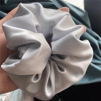 Linnen &amp; Silk 19 Momme Silk Chique Scrunchie 6CM L - Satin Zilver