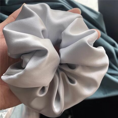 Linnen & Silk 19 Momme Silk Chique Scrunchie 6CM L - Satin Zilver