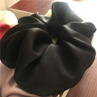 Linnen & Silk 19 Momme Silk Chique Scrunchie 6CM L - Satin Zwart